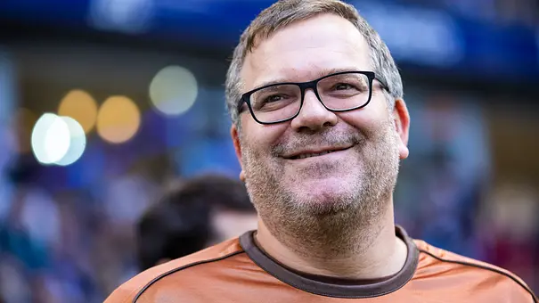 Elton im Fußball-Trikot - Foto: IMAGO / Fotostand