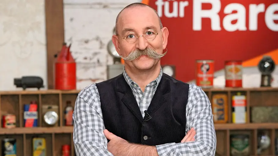 „Bares für Rares“-Moderator Horst Lichter bleibt dem Format erhalten. „Bares für Rares“-Moderator Horst Lichter vor der Kulisse der Sendung.