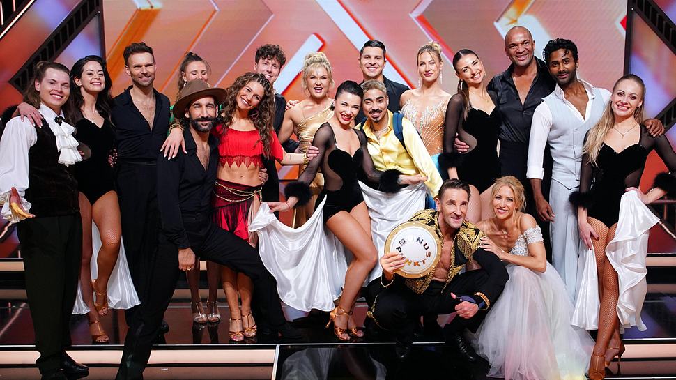 Der Cast von Lets Dance 2024 auf einem Bild vereint. Alle lächeln begeistert in die Kamera.  - Foto: RTL