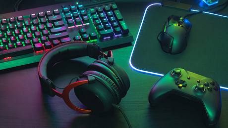 beste gaming headsets - Foto: iStock/EKKAPHAN CHIMPALEE