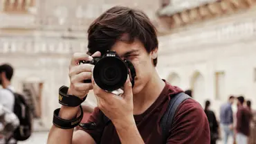 Digitalkameras bei Stiftung Warentest: Nikon ist neuer Testsieger 2024 - Foto: TVMovie/Canva