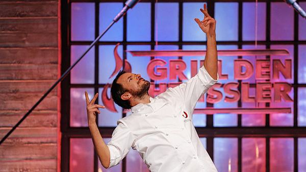 Steffen Henssler in seiner Kochshow „Grill den Henssler tanzend vor dem Logo der Show - Foto: RTL / Fine Lohmann