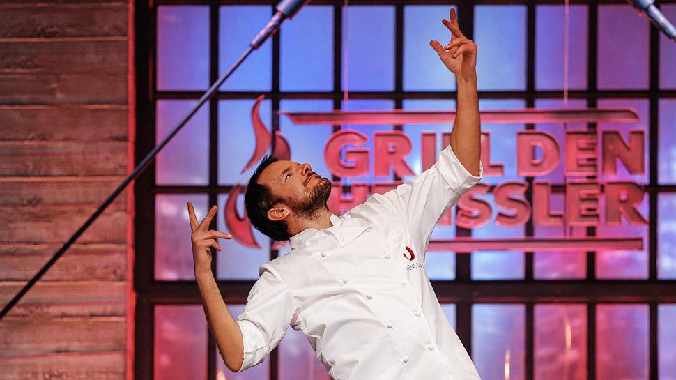 Steffen Henssler in seiner Kochshow „Grill den Henssler tanzend vor dem Logo der Show - Foto: RTL / Fine Lohmann