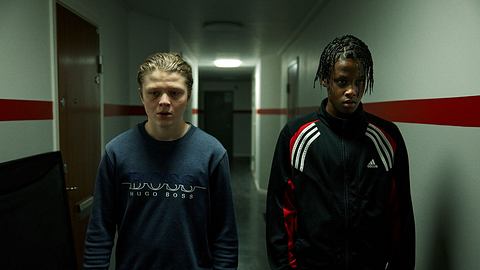 Halbtotale der Protagonisten der Serie, zwei vierzehnjährige Jungs in einem Schulflur - Foto: © 2023 Netflix, Inc