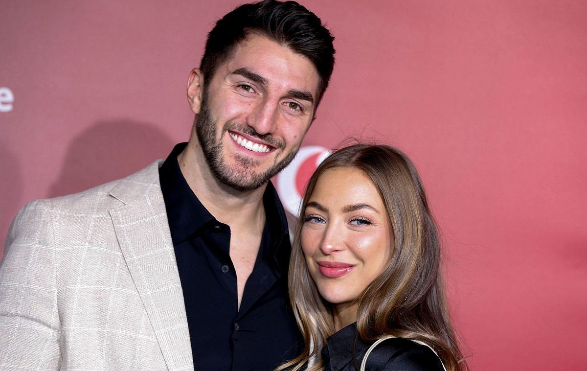 Bachelor-Paar Dennis Gries und Katja Geretschuchin auf dem roten Teppich