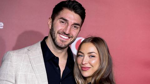 Bachelor-Paar Dennis Gries und Katja Geretschuchin auf dem roten Teppich - Foto: IMAGO / Future Image