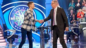 Wer wird Millionär: Günther Jauch und Kandidat Torben geben sie die Hand - Foto: RTL / Guido Engels