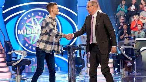 Wer wird Millionär: Günther Jauch und Kandidat Torben geben sie die Hand - Foto: RTL / Guido Engels