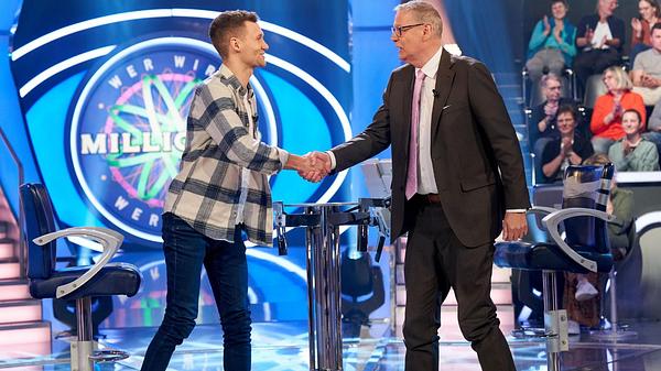 Wer wird Millionär: Günther Jauch und Kandidat Torben geben sie die Hand - Foto: RTL / Guido Engels