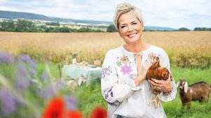 Inka Bause mit Huhn auf dem Arm - Foto: RTL / Pascal Buenning