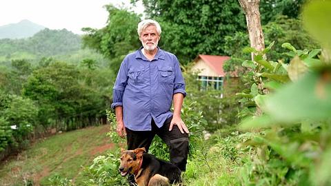 Bild von Bauer Andreas im Guatemalischen Wald mit Hund - Foto: RTL / Maria Heymer
