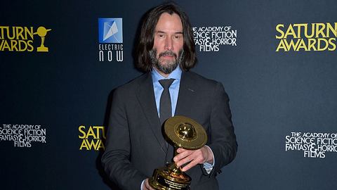 Keanu Reeves auf dem roten Teppich mit Preis in der Hand - Foto: IMAGO / Future Image