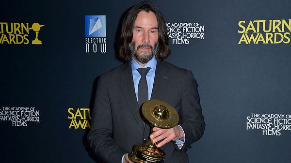 Keanu Reeves auf dem roten Teppich mit Preis in der Hand - Foto: IMAGO / Future Image