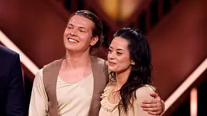 Gabriel Kelly hält Tanzpartnerin Malika Dzumaev im Arm - Foto: IMAGO / Panama Pictures