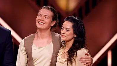 Gabriel Kelly hält Tanzpartnerin Malika Dzumaev im Arm - Foto: IMAGO / Panama Pictures