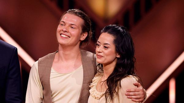Gabriel Kelly hält Tanzpartnerin Malika Dzumaev im Arm - Foto: IMAGO / Panama Pictures