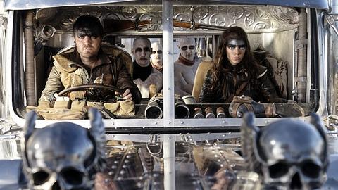 „Furisoa“: Deswegen musste Tom Burke während des Drehs zum Chiropraktiker - Foto: Warner Bros. Entertainment Inc