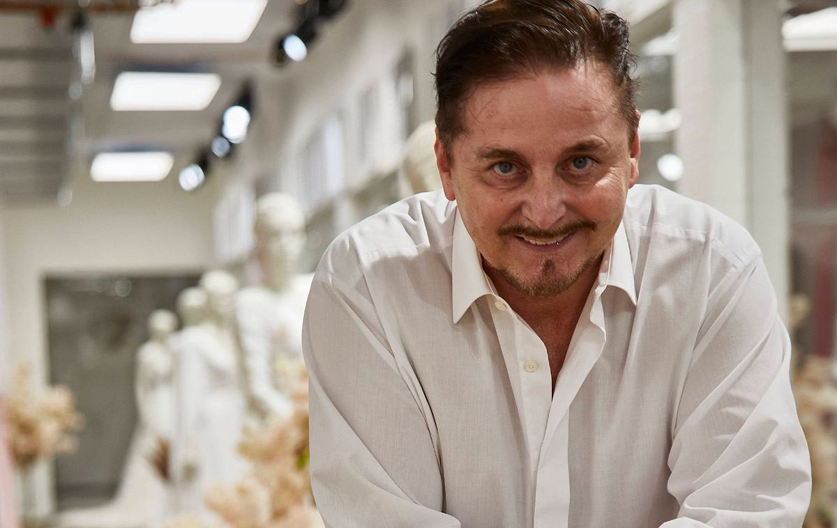 Uwe Herrmann in seinem Brautmodengeschäft