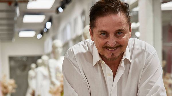 Uwe Herrmann in seinem Brautmodengeschäft - Foto: IMAGO / Michael Handelmann