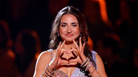 Ekaterina Leonova formt Herz mit fingern bei Lets Dance - Foto: IMAGO / Panama Pictures
