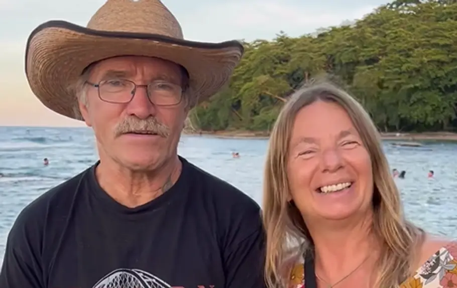 Die Reimanns nebeneinander am Strand.