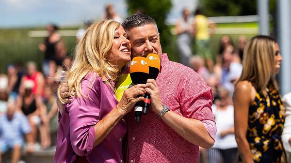 Joachim Llambi und Andrea Kiewel im ZDF Fernsehgarten - Foto: IMAGO / Eibner
