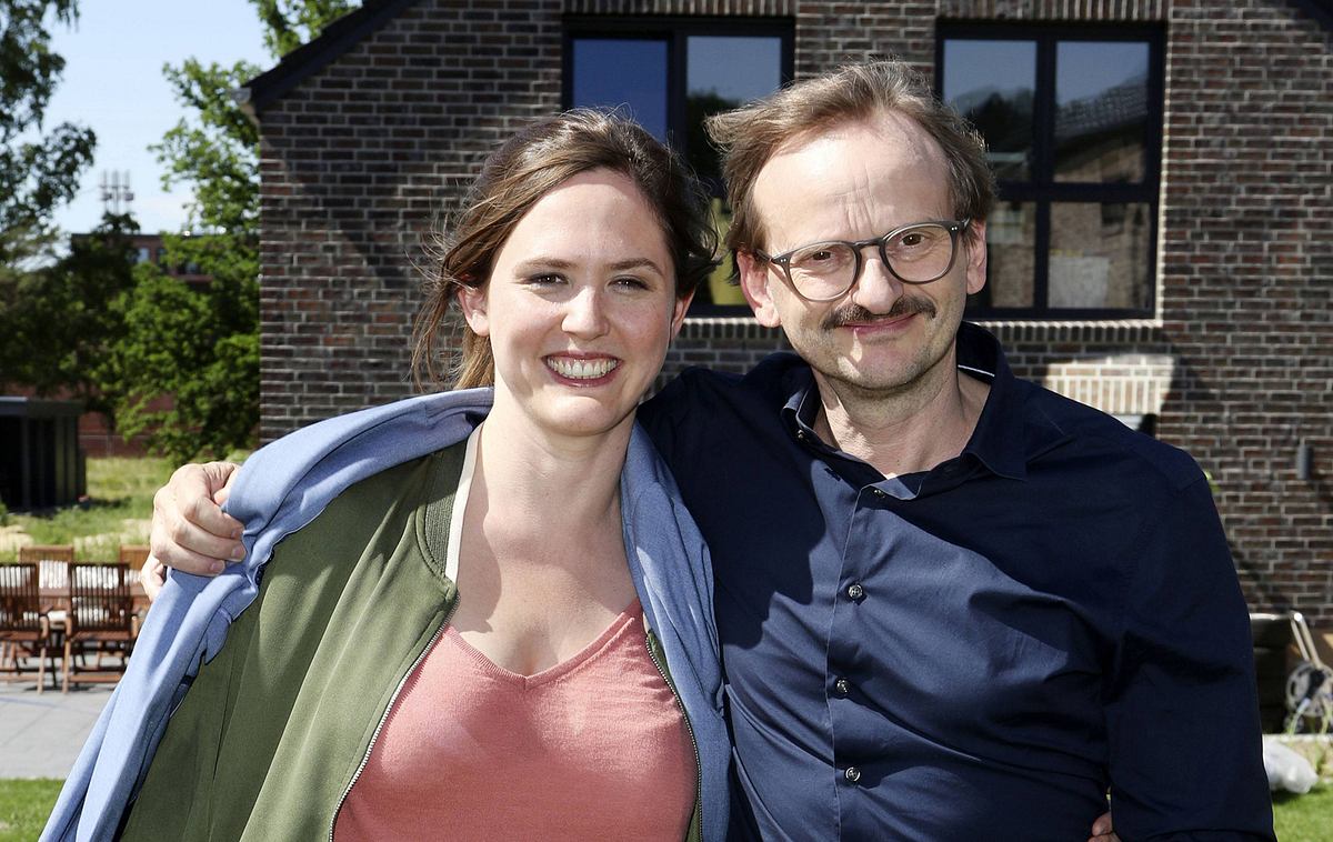 Danowski: Milan Peschel und Emily Cox