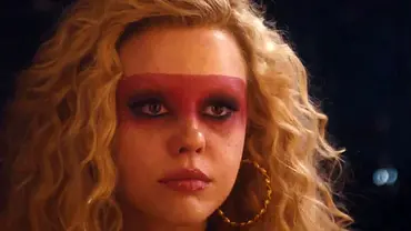 Maxxxine-Trailer: Mia Goth kehrt als Ex-Stripperin zurück - Foto: Universal