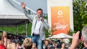 Stefan Mross begrüßt seine Gäste bei Immer wieder Sonntags auf der Bühne - Foto: SWR / Patrick Seeger