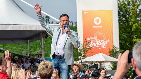 Stefan Mross begrüßt seine Gäste bei Immer wieder Sonntags auf der Bühne - Foto: SWR / Patrick Seeger