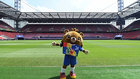 Fußball EM 2024: Maskottchen Albärt im Stadion - Foto: IMAGO / Revierfoto