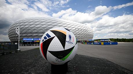 EURO 2024 Ball vor Stadion - Foto: IMAGO / SNA