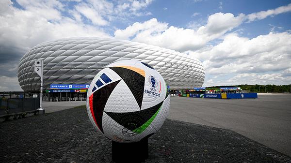 EURO 2024 Ball vor Stadion - Foto: IMAGO / SNA