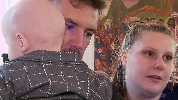 Tim Katzenbauer hält den kleinen Linus mit besorgtem Blick auf dem Arm, Ehefrau Lavinia Wollny steht daneben - Foto: RTLZWEI