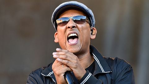 Xavier Naidoo reißt den Mund weit auf und umklammert mit beiden Händen ein Mikrofon - Foto: © WDR/dpa/Uwe Anspach