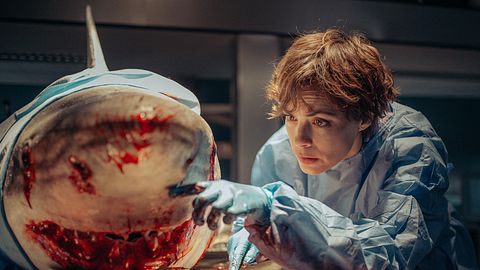 Wissenschaftlerin Sophia (Bérénice Bejo) untersucht in „Im Wasser der Seine“ einen toten Hai - Foto: Sofie Gheysens/Netflix