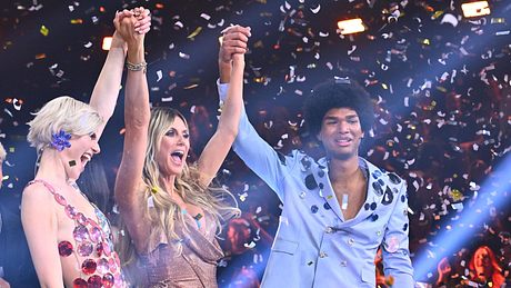 GNTM: Sieger, Gewinner: Lea und Jermaine und Heidi Klum - Foto: ProSieben / Sven Doornkaat
