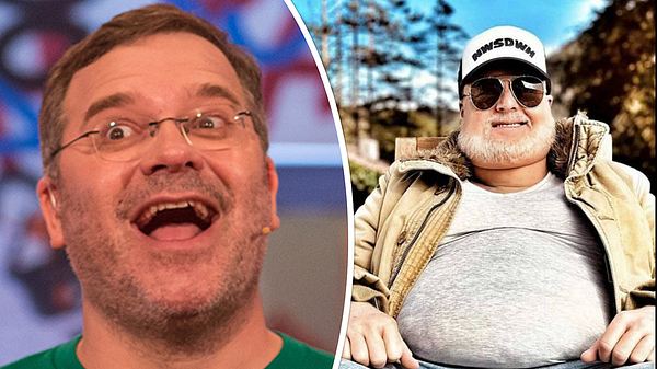 Foto-Collage: Links lacht Elton mit aufgerissenem Mund ins Bild, rechts sitzt Stefan Raab mit dickem Bauch, grauem Bart, Brille und Kappe - Foto: ZDF/Brainpool/Steffen Z. Wolff und Instagram/therealstefanraab