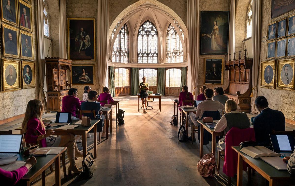 Szene aus Maxton Hall: Klassenzimmer mit Schülern von hinten