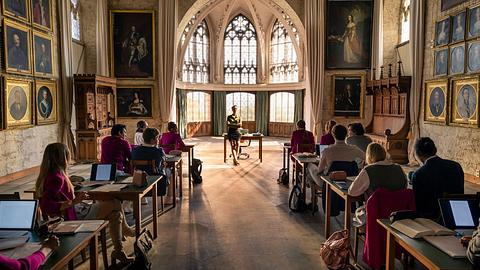 Szene aus Maxton Hall: Klassenzimmer mit Schülern von hinten - Foto: © Prime Video / Stephan Rabold