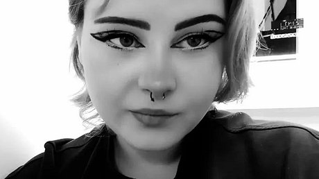 Die Wollnys-Aussteigerin Calantha Wollny posiert mit auffälligem Make-up und kurzen Haaren für ein Selfie - Foto: Instagram.com/calanthawollnyofficial/