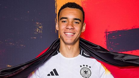 Jamal Musiala posiert mit Deutschland-Flagge in seinem EM-Trikot. - Foto: Instagram/jamalmusiala10