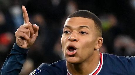 EM-2024-Star Kylian Mbappe gestikuliert auf dem Platz mit erhobenem Zeigefinger - Foto: Freundin Kylian Mbappe