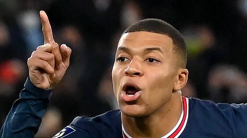 EM-2024-Star Kylian Mbappe gestikuliert auf dem Platz mit erhobenem Zeigefinger - Foto: Freundin Kylian Mbappe