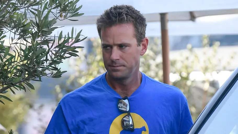 Schauspieler Armie Hammer im blauen T-Shirt sieht völlig heruntergekommen aus