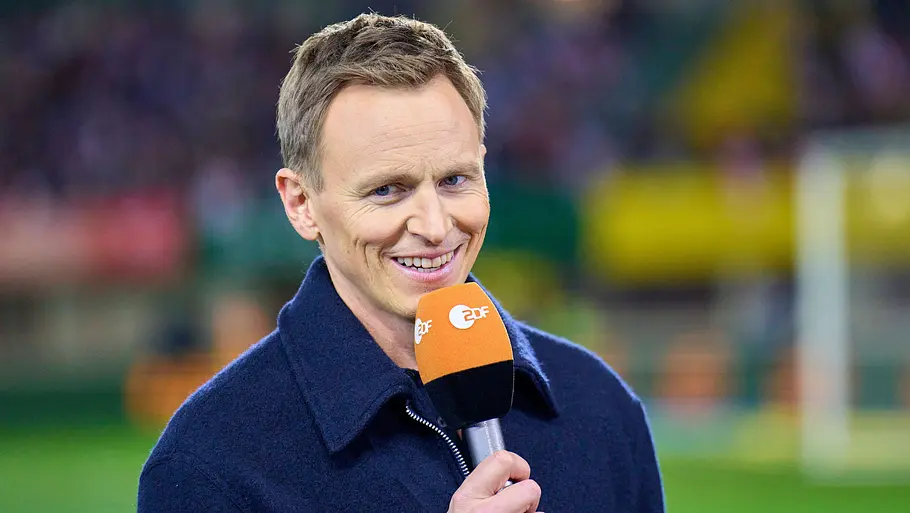 Jochen Breyer ist ZDF-Moderator. Jochen Breyer lächelnd am ZDF-Mikro.