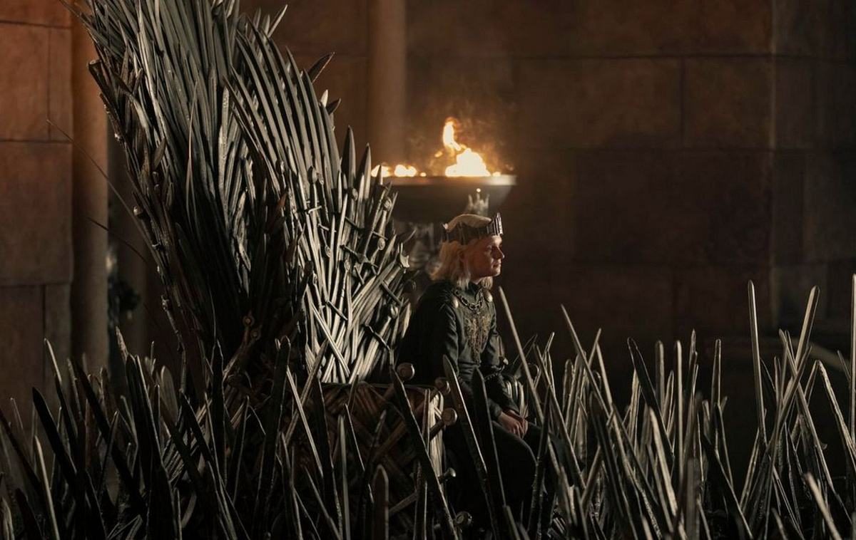 House of the Dragon Staffel 2 Szene: König Aegon sitzt auf dem Eisernen Thron