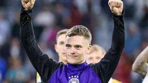 Florian Wirtz jubelt mit hochgerissenen Händen bei der EM. - Foto: IMAGO / Steinsiek.ch