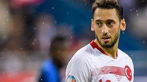 Fußballspieler Hakan Çalhanoğlu steht im weiß-roten Trikot der türkischen Nationalmannschaft auf dem Spielfeld - Foto: Getty Images
