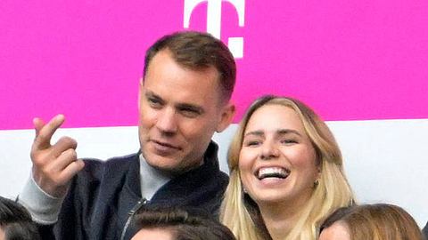Manuel Neuer und Anika Neuer im Publikum eines Bundesliga Spiels - Foto: IMAGO / MIS